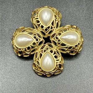 Oscar de la Renta Vintage Gold-Tone Brooch with faux Pearl Teardrops
